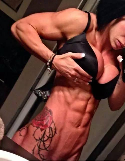 健身纹身妹吃瓜