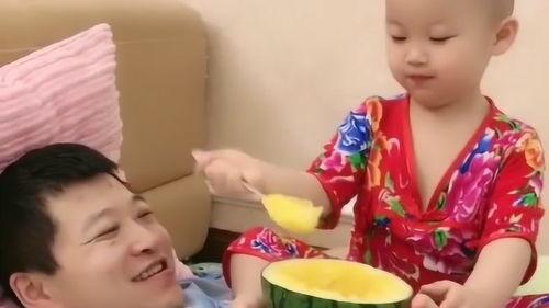 儿子喂爸爸吃瓜,儿子喂爸爸吃瓜，温馨瞬间感动网友